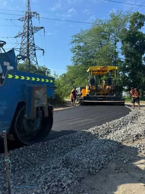 Асфальтоукладач на лінії робіт